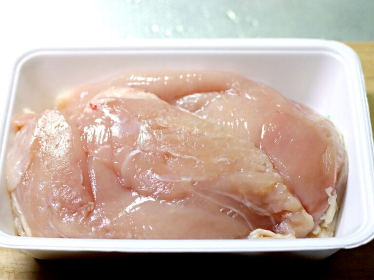 パックに入った鶏もも肉