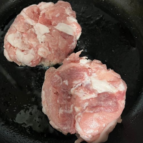 形を整えた豚こま肉を焼いている様子