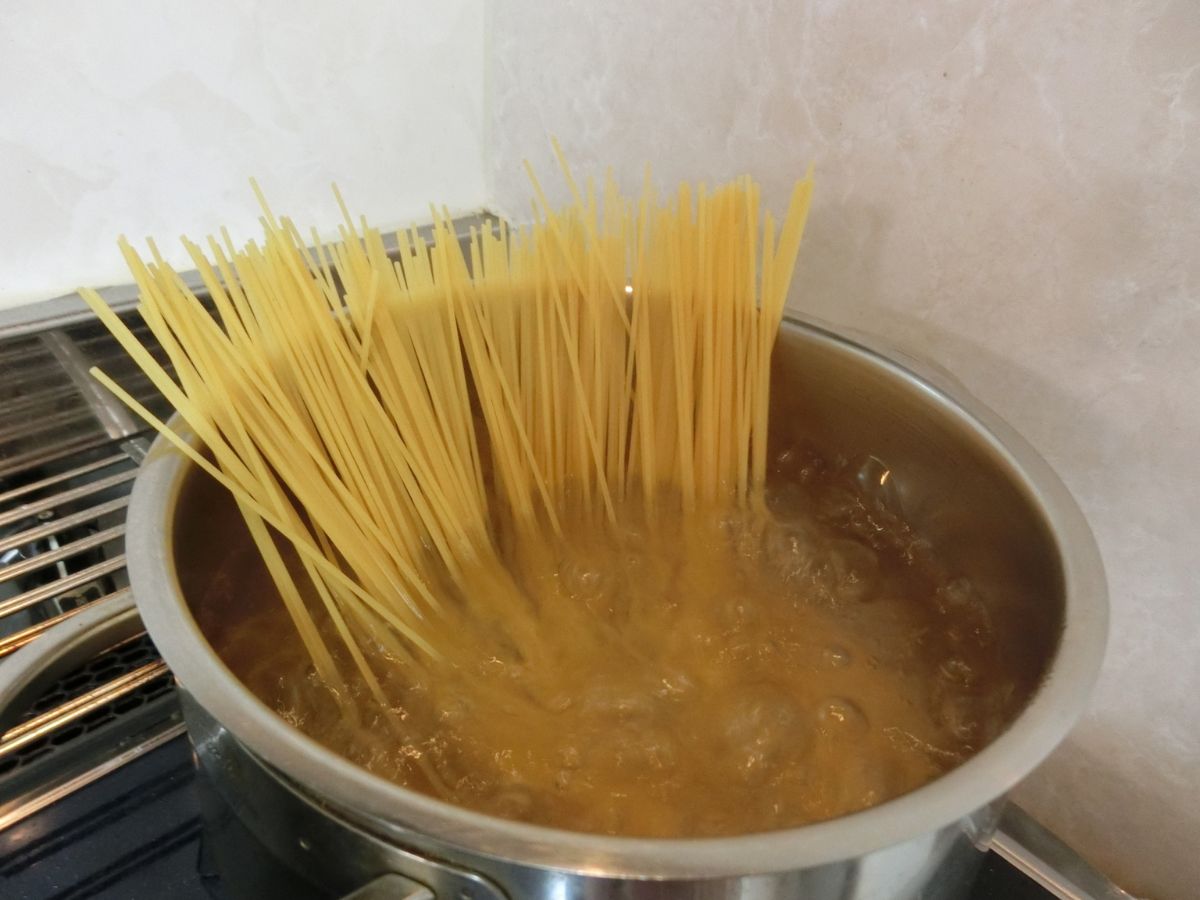 鍋でパスタをゆでている様子