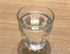 水が入ったガラスのコップ
