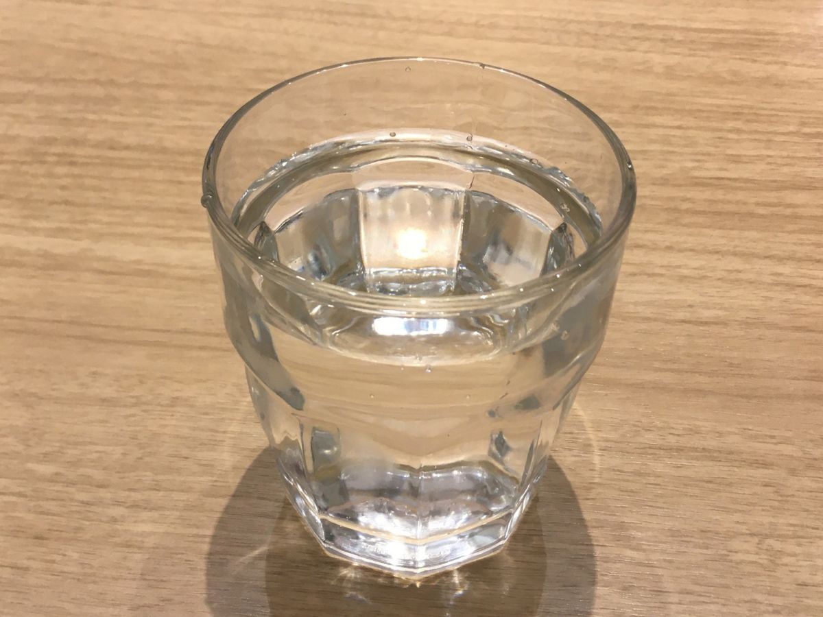 水が入ったガラスのコップ