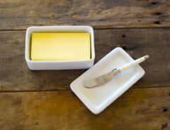 バターとバターの蓋に置かれているバターナイフ