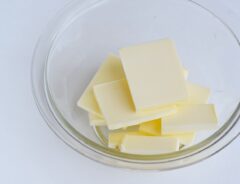 包丁がベタベタになるストレスを一瞬で解消！　バターをカットする裏技に「これは使える」