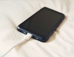 ベッドの上に置かれたスマートフォン