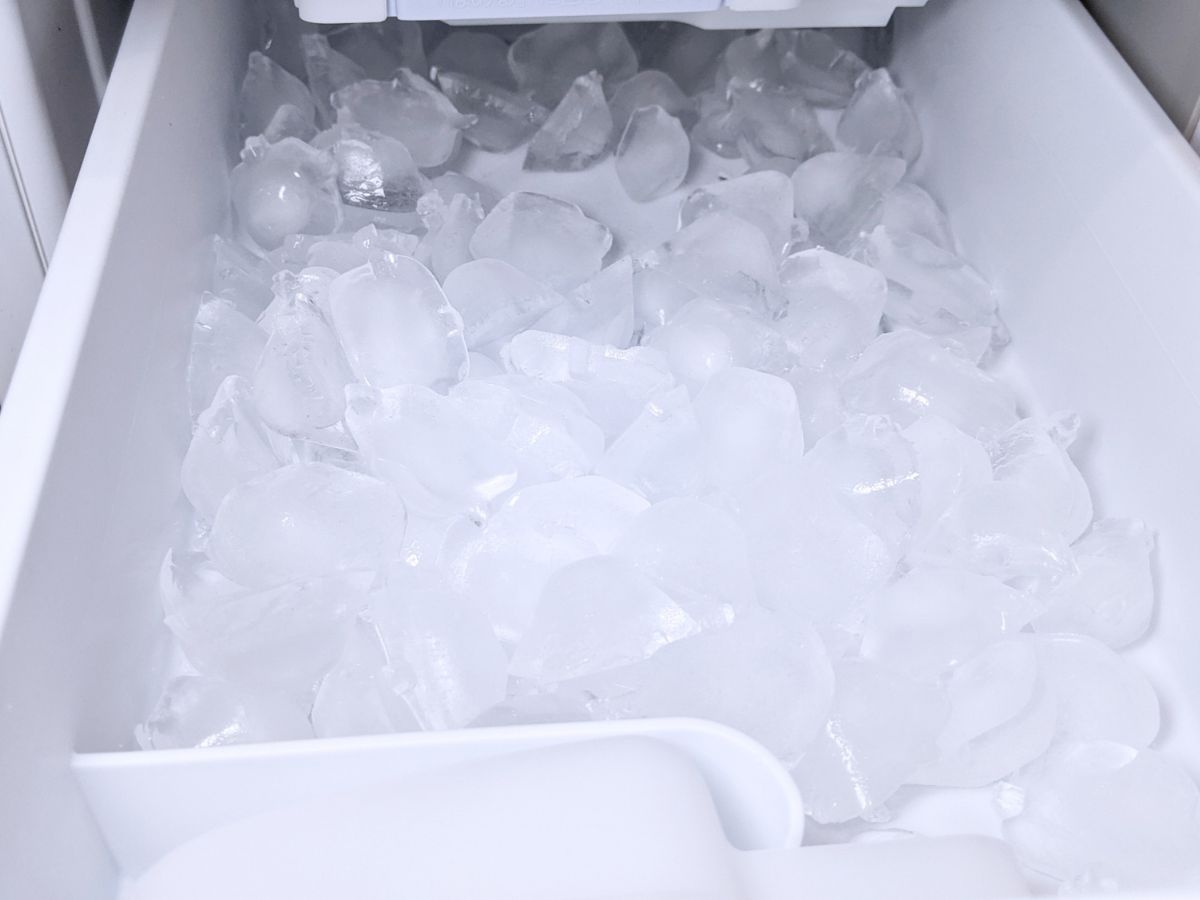 製氷機の中に入った氷