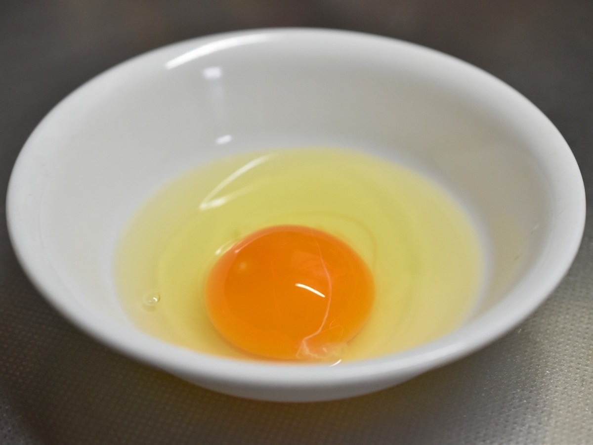 お皿に割り入れられた生卵