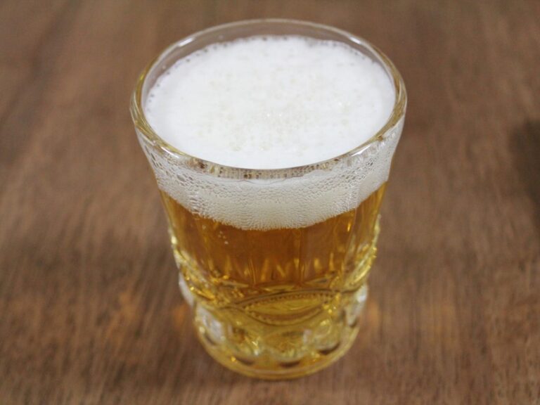 グラスに注がれたビール