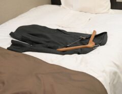 ベッドに置かれたスーツ