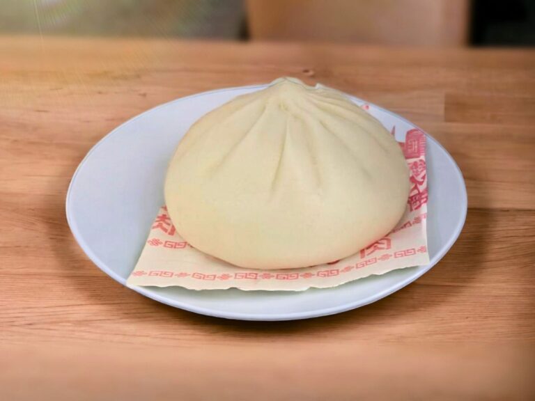 お皿に乗せられた肉まん