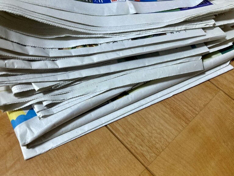 床に重ねられた古新聞