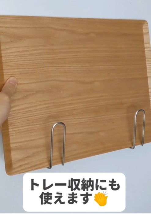 『サイズに合わせて使えるキッチンペーパーホルダー』にまな板を収納した様子