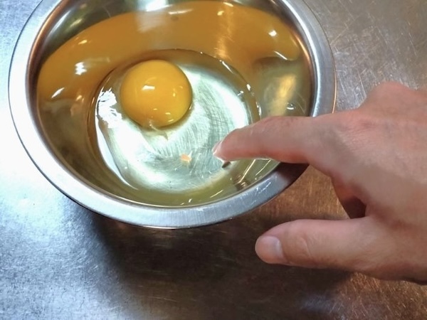卵が割り入れられたボウル