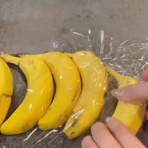 バナナをラップで包んでいる様子