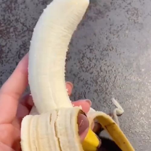 皮を剥いたバナナ