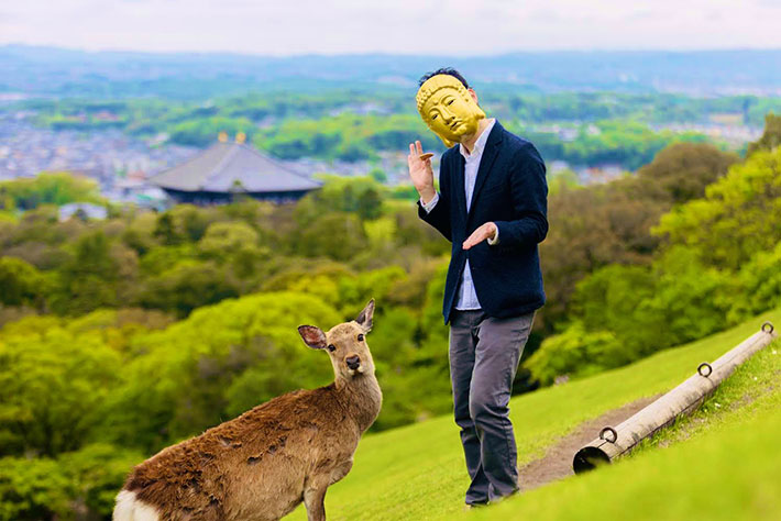 奈良県のシカと大仏お面の写真