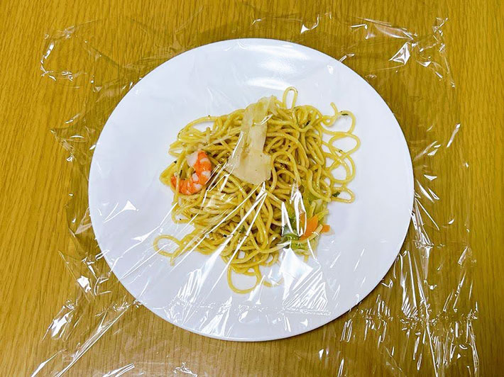 ラップをかけた料理の写真