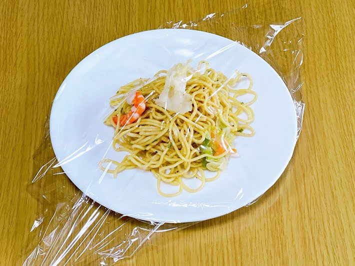 ラップをかけた料理の写真