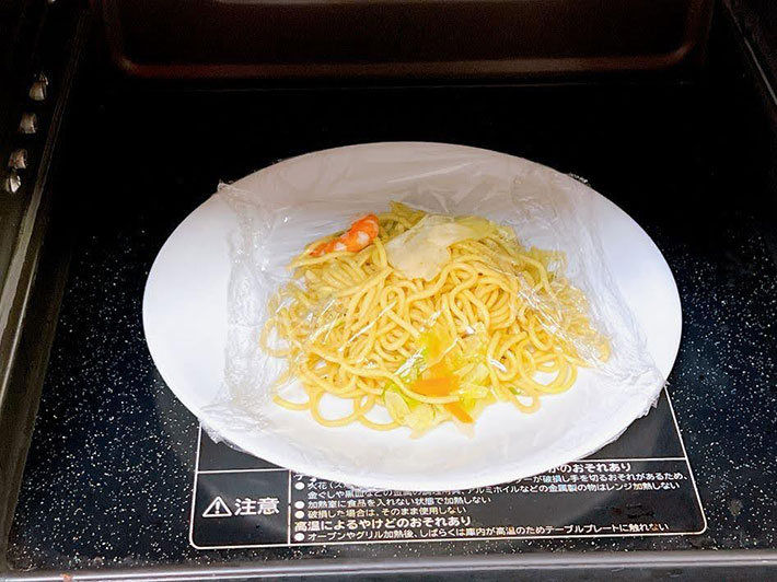 ラップをかけた料理の写真