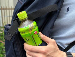 ペットボトル飲料を携帯する人の写真