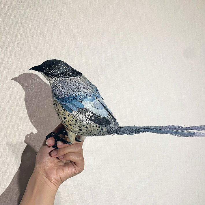 切り絵で作った鳥の写真