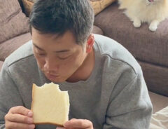 パンを食べる男性の写真