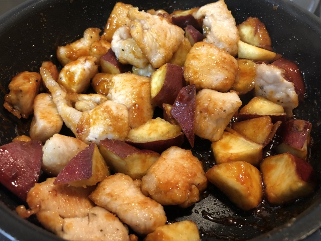 鳥肉とさつま芋のコチュジャン炒め