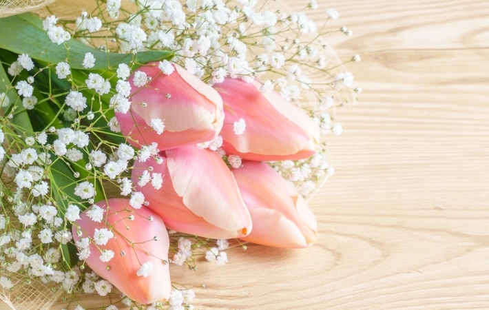 ピンクのチューリップとカスミソウの花束