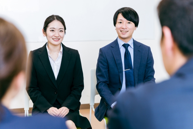 面接を受ける大学生・就活生