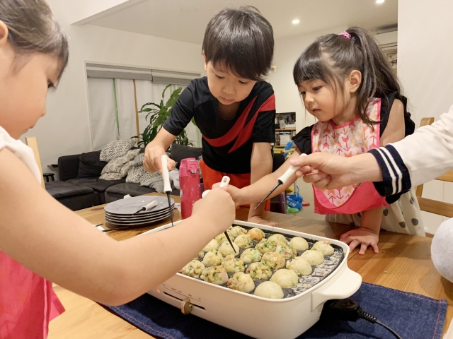 子供3人　たこ焼き作り