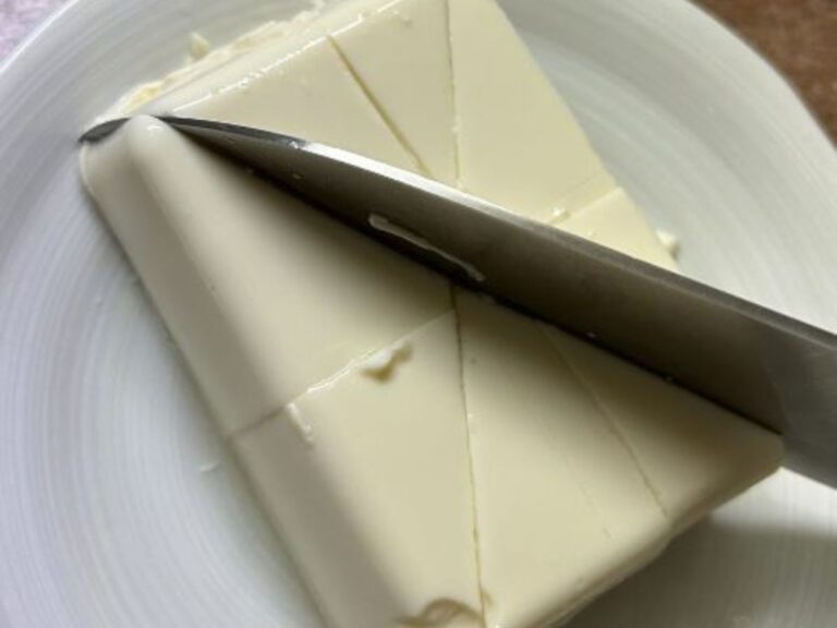 豆腐を包丁で切っている様子