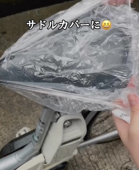 自転車のサドルに被せられたシャワーキャップ