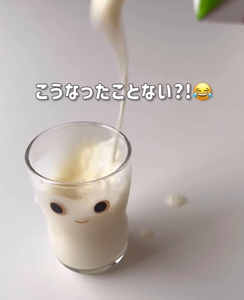 豆乳をコップに注いでいる様子