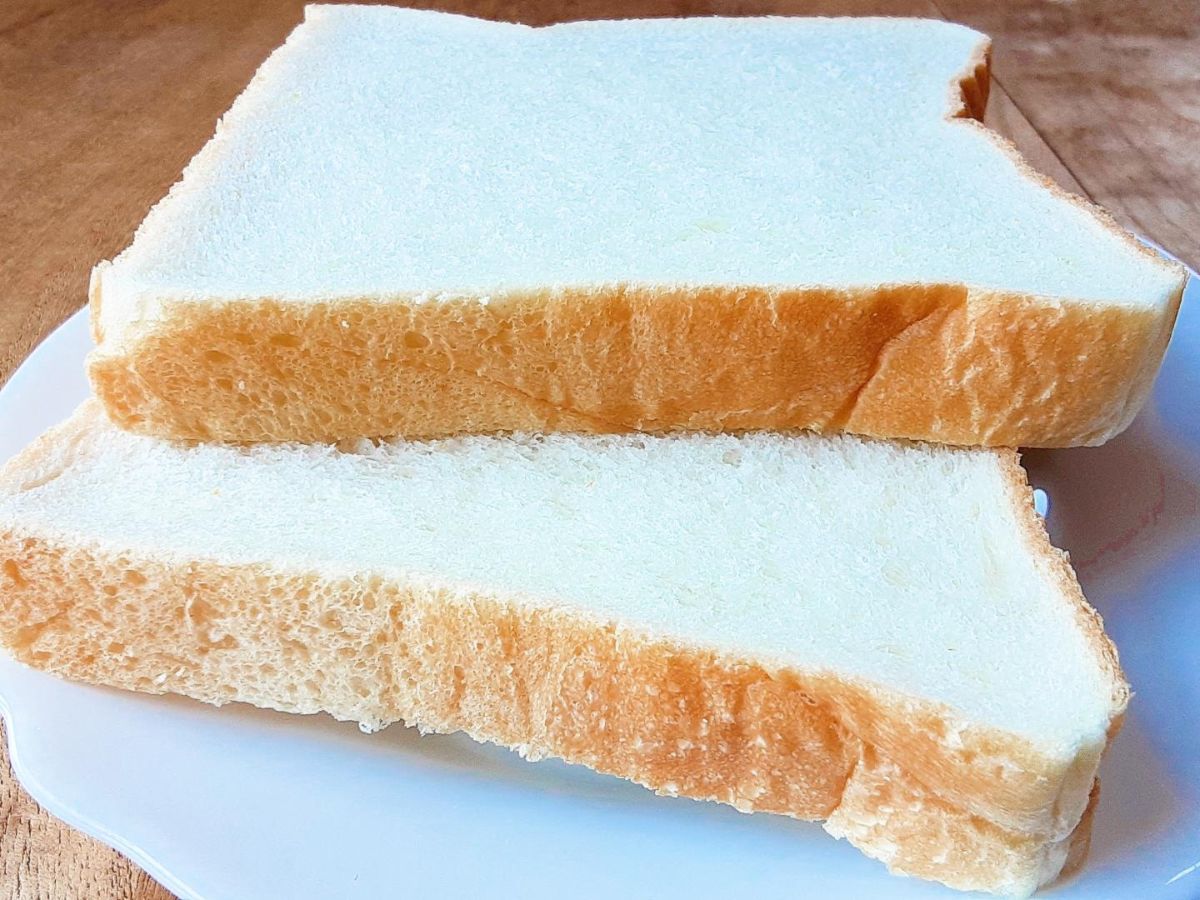 重ねられた薄切り食パン