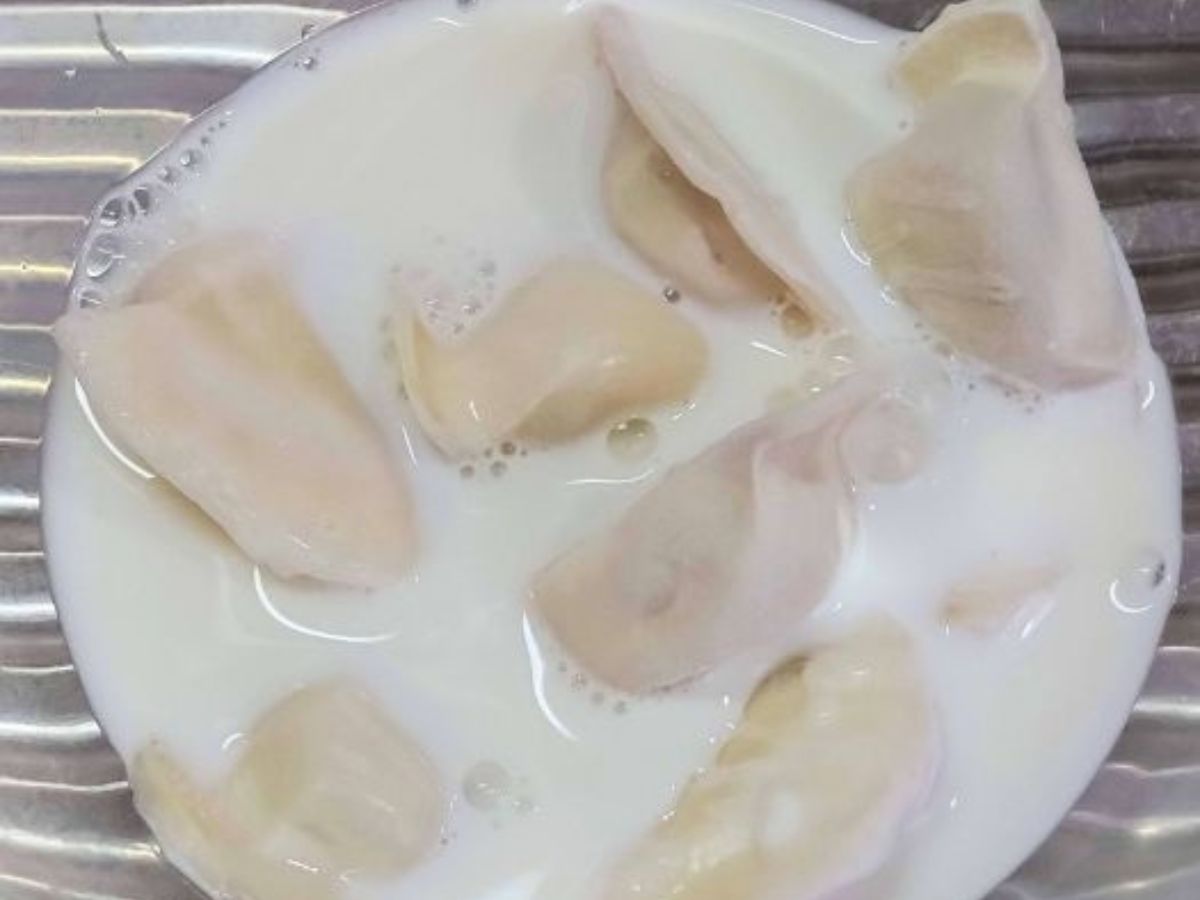 牛乳に浸された水餃子