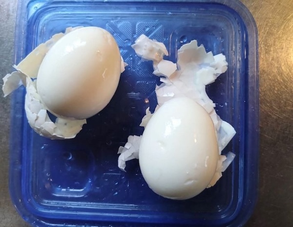 殻が一部剥けたゆで卵