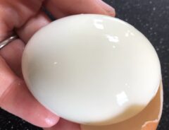 ツルンとむけた卵の殻