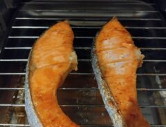 魚焼きグリルで焼かれている２尾の鮭