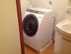 室内に設置されたドラム式洗濯機