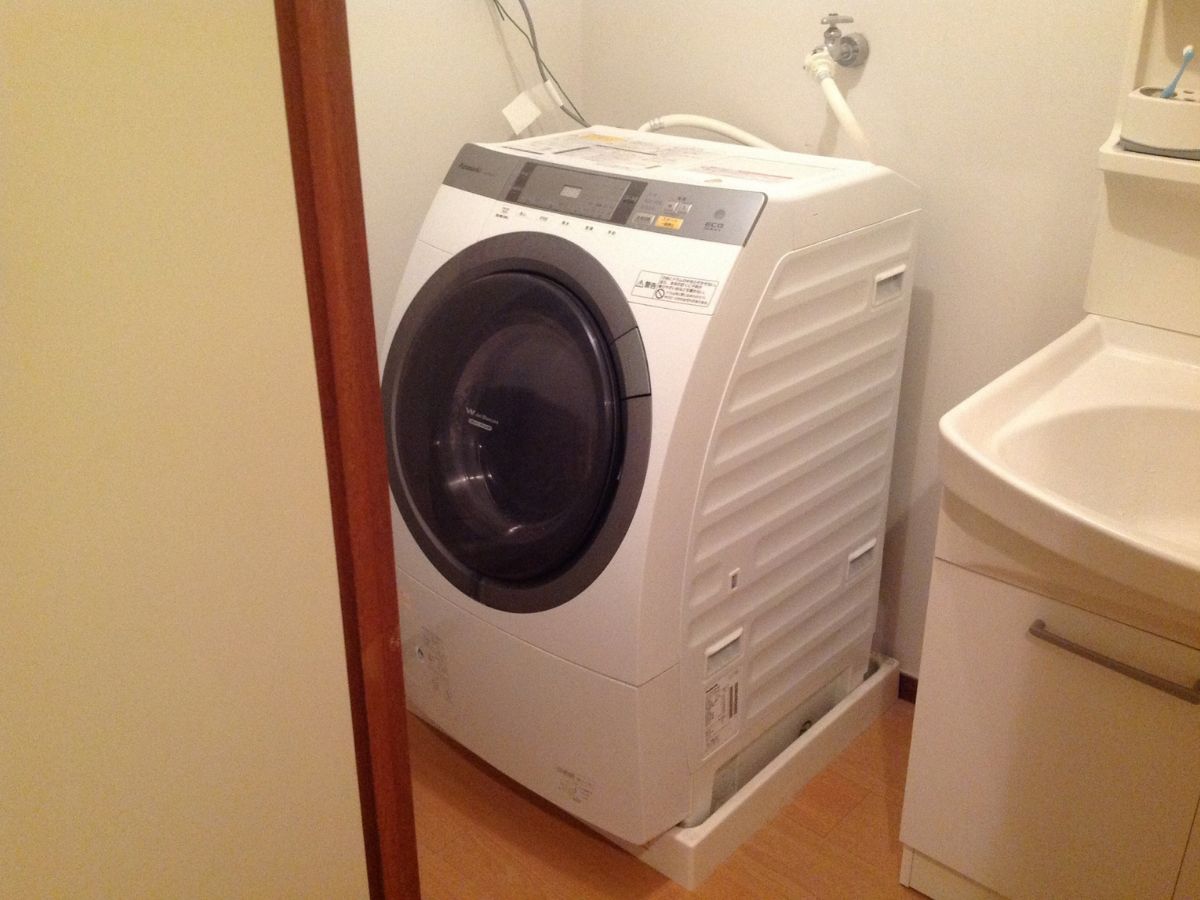 室内に設置されたドラム式洗濯機