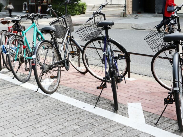 路上に駐車された自転車