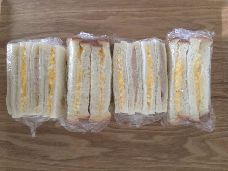 ラップで包まれたサンドイッチ