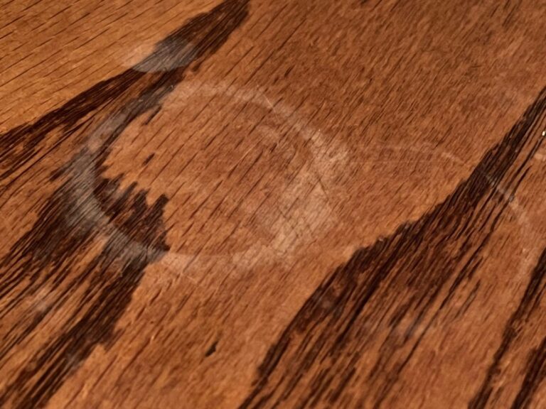 テーブルに残った輪っか状のシミ