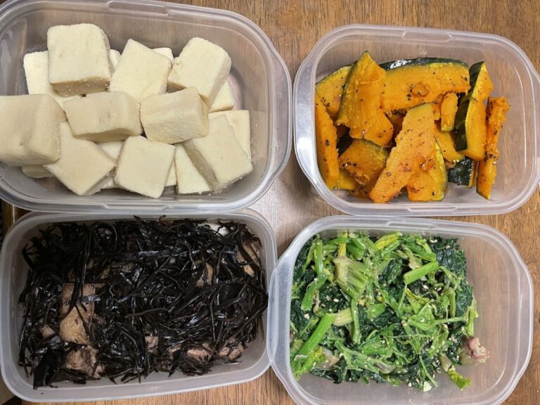 作り置きが入ったプラスチック保存容器