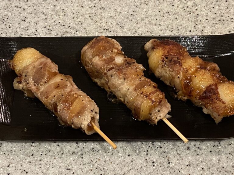 お皿に盛り付けられた豚バラ串