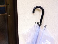 玄関に立てかけられたビニール傘