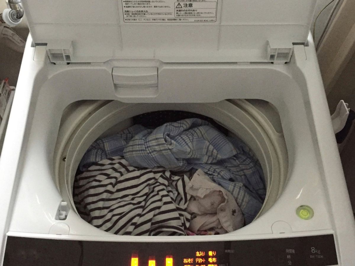 衣類が入った洗濯機