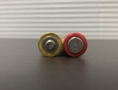 台の上に置かれた乾電池
