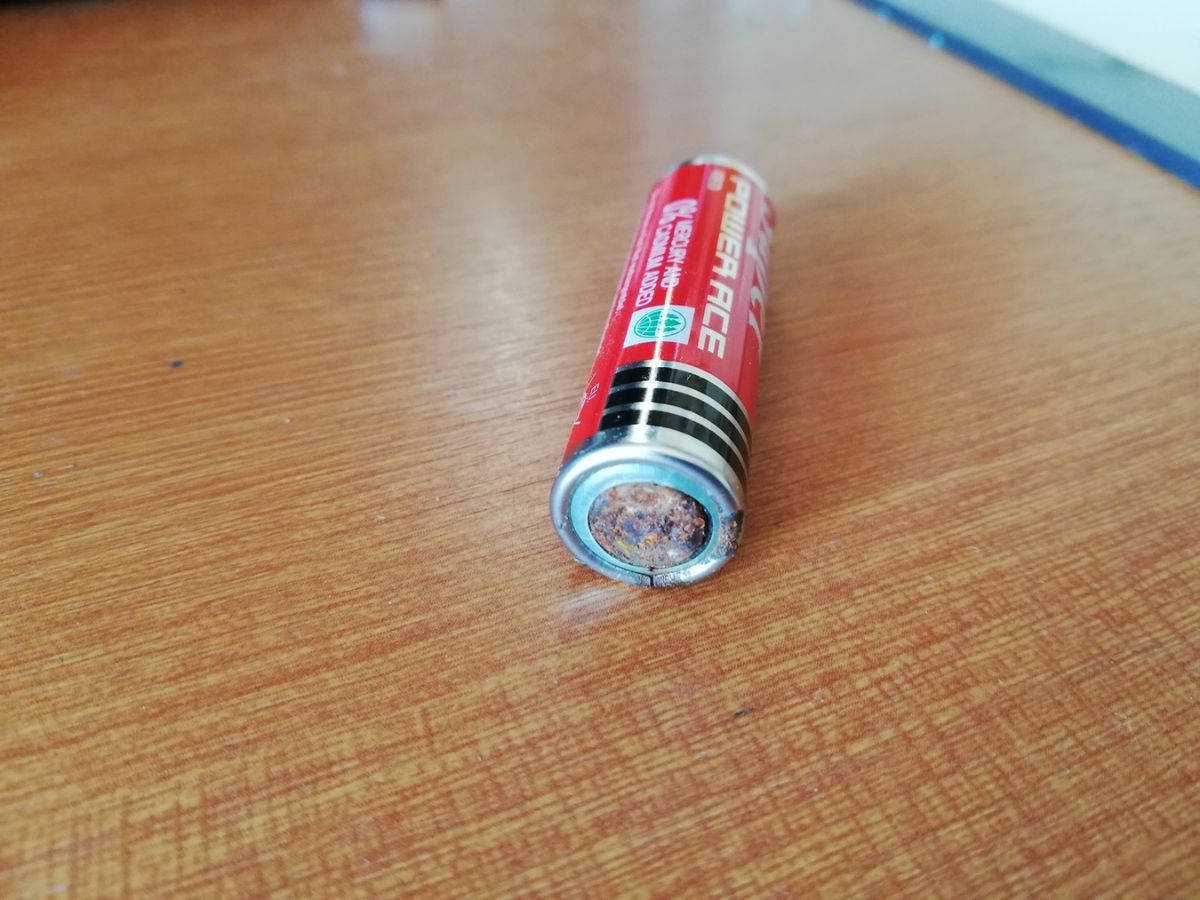 テーブルの上に置かれた乾電池