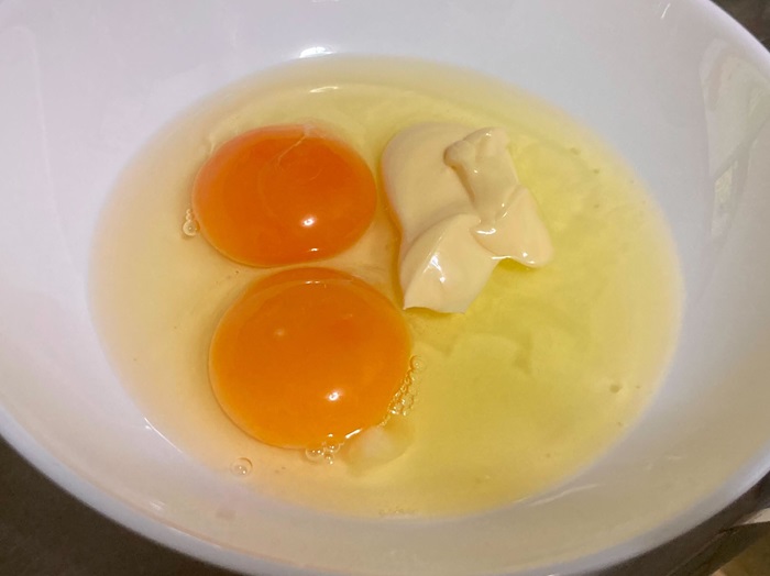 皿に入った卵にマヨネーズを加えた様子