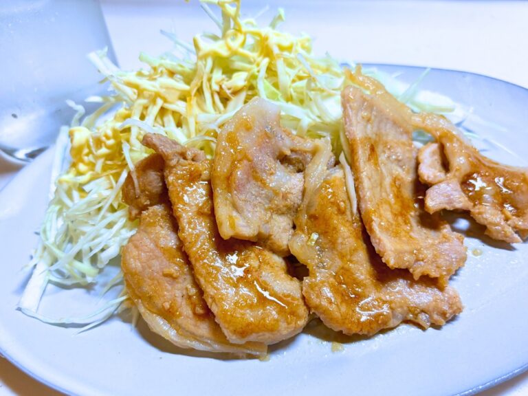 お皿に盛り付けられたしょうが焼き